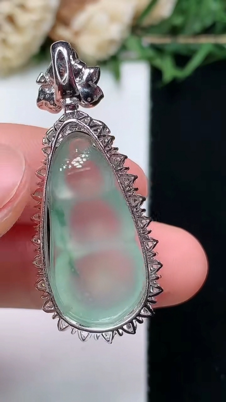 天然A货翡翠飘花福豆吊坠，尺寸38-16.2-10.6，裸石24.8-12.6，重量:5.68g
4月15日