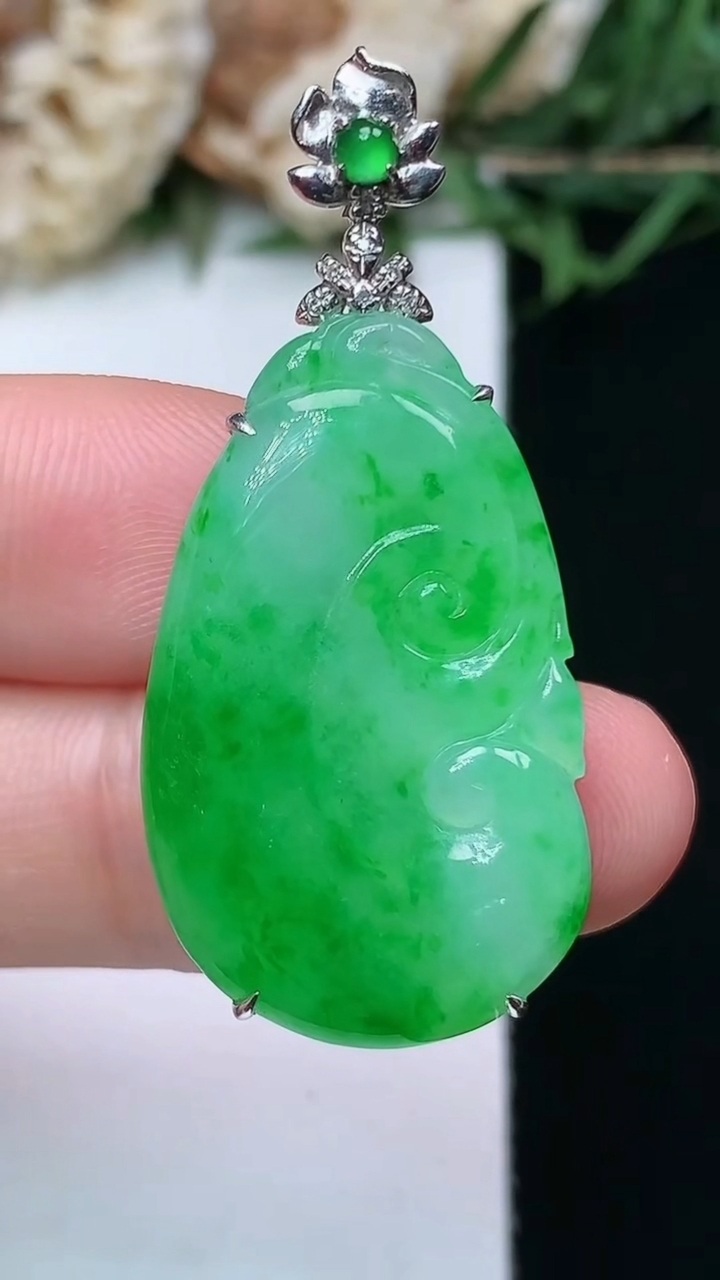 天然A货翡翠如意吊坠，尺寸28.3-17.7-6，重量:5.99g
4月15日