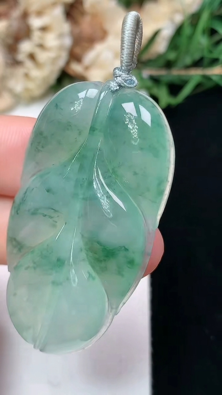 天然A货翡翠飘花金枝玉叶 叶子吊坠，尺寸44-25-6.3，重量:13.59g
4月15日