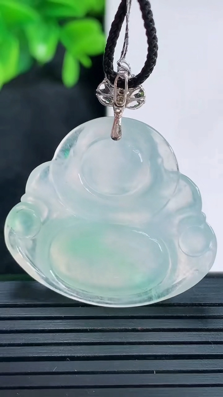 天然A货翡翠佛公吊坠尺寸38.8-34.4-5.8重量:11.01g
4月15日