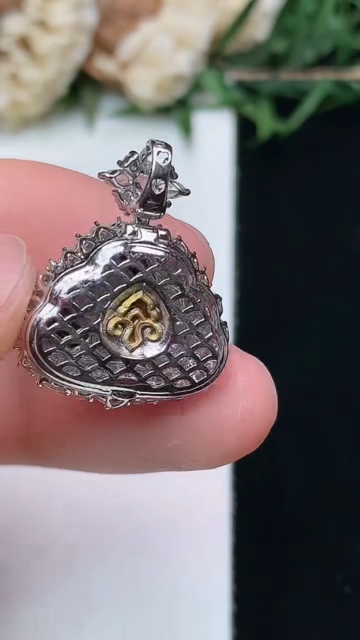 天然A货翡翠佛公吊坠，尺寸22-18.3-9.2，裸石9.8-13.7，重量:3.57g
4月15日