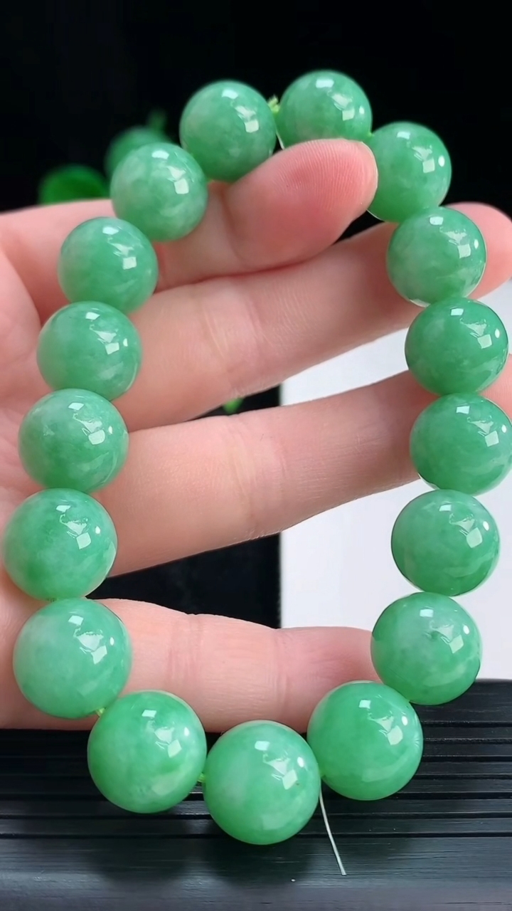 天然A货翡翠圆珠手串尺寸11.7-17颗重量:49.17g4月15日
工厂直销收藏佳品,种好水足，色泽均匀，有种有色，上手高大气！
