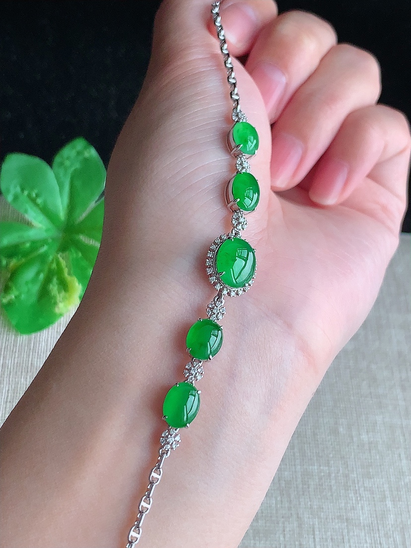 天然A货翡翠18K金伴钻镶嵌满绿蛋面手链 
尺寸9.8-8-6mm 重量6.03g 0414