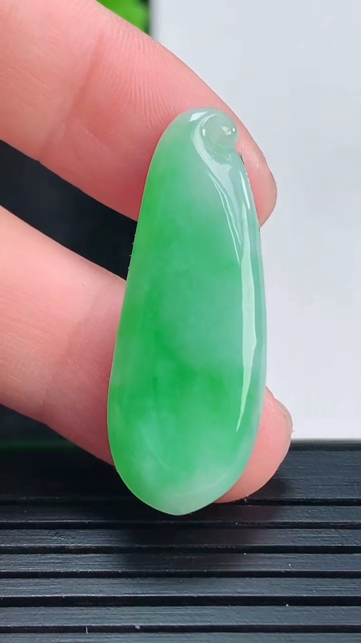 天然A货翡翠福瓜镶嵌件尺寸33.3-12.4-2.8重量:2.80g
4月15日