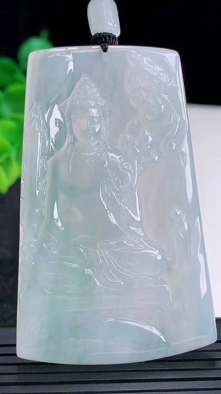 天然A货翡翠虚空藏菩萨吊坠尺寸68-42.2-5.8重量:45.05g
4月15日