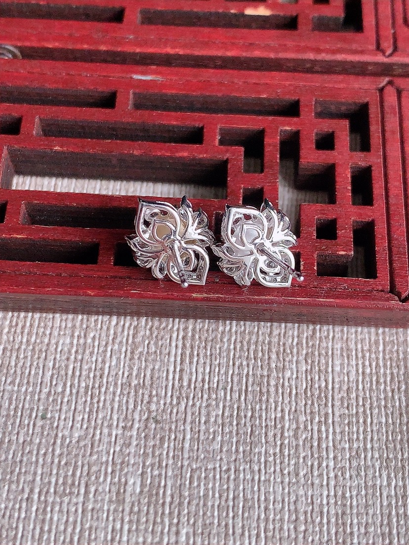 天然A货翡翠18K金伴钻镶嵌阳绿蛋面耳钉 
尺寸5.5mm 重量2.18g 0414