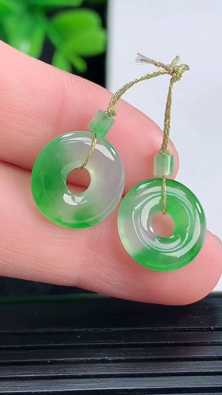 天然A货翡翠平安环吊坠一对尺寸12.3-2重量:1.52g
4月15日