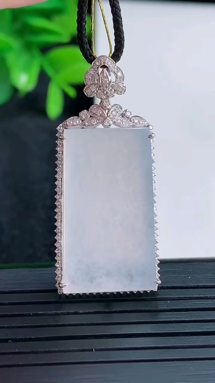 天然A货翡翠种白冰无事牌吊坠尺寸39.8-17.4-7.7裸石26.4-14.9重量:8.80g
4月15日