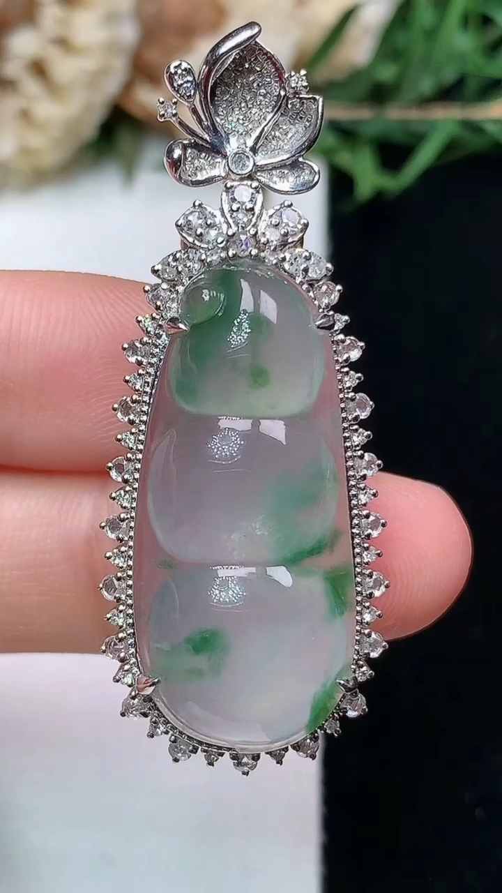 天然A货翡翠飘花福豆吊坠，尺寸46.3-18-11，裸石28.8-13.3，重量:7.37g
4月1