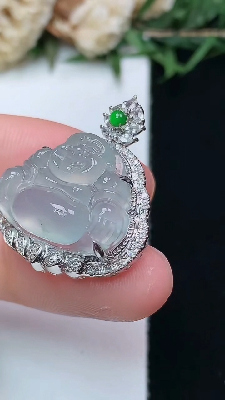 天然A货翡翠飘花佛公吊坠，尺寸27-22.6-9.2，裸石15.2-19.2，重量:4.70g
4月15日