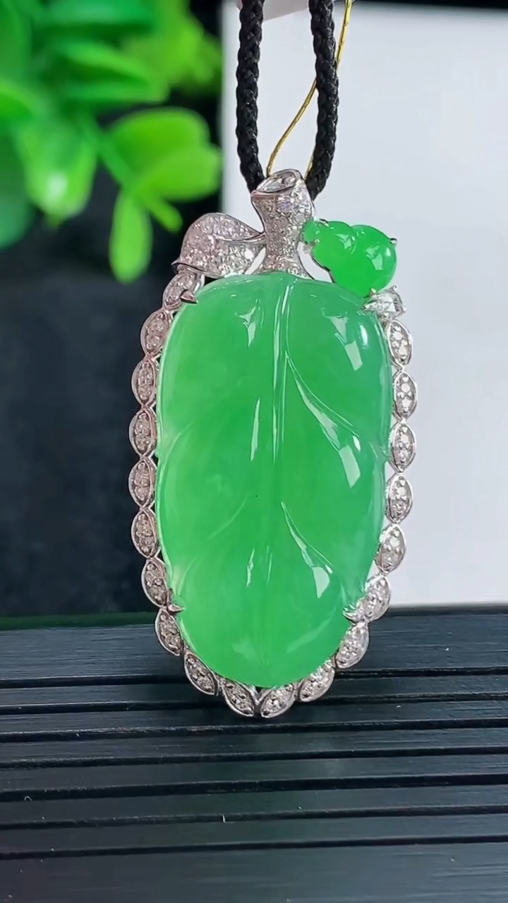 天然A货翡翠金枝玉叶 叶子吊坠尺寸38.4-20.1-8.5裸石28.5-16.2重量:7.96g
4月15日