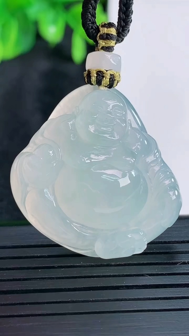 天然A货翡翠逍遥佛吊坠尺寸30.8-31.7-8.9重量:17.00g
4月15日