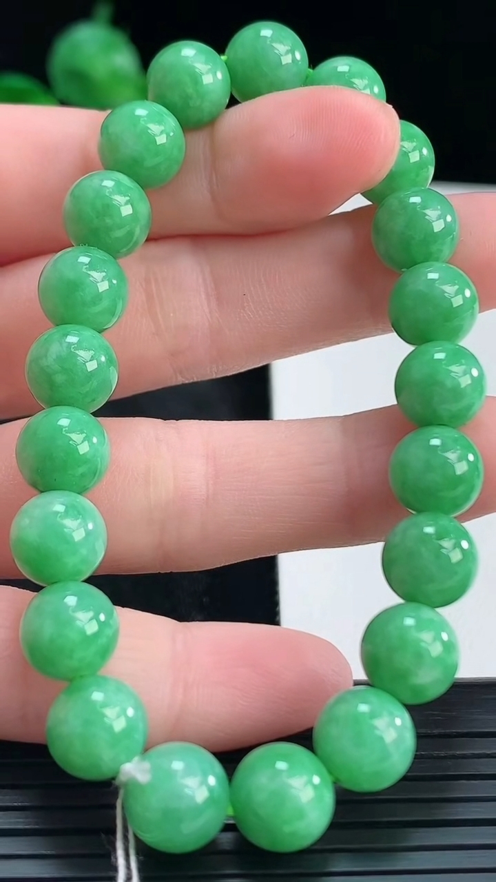 天然A货翡翠圆珠手串尺寸8.5-21颗重量:23.72g4月15日
工厂直销收藏佳品,种好水足，色泽均匀，有种有色，上手高大气！
