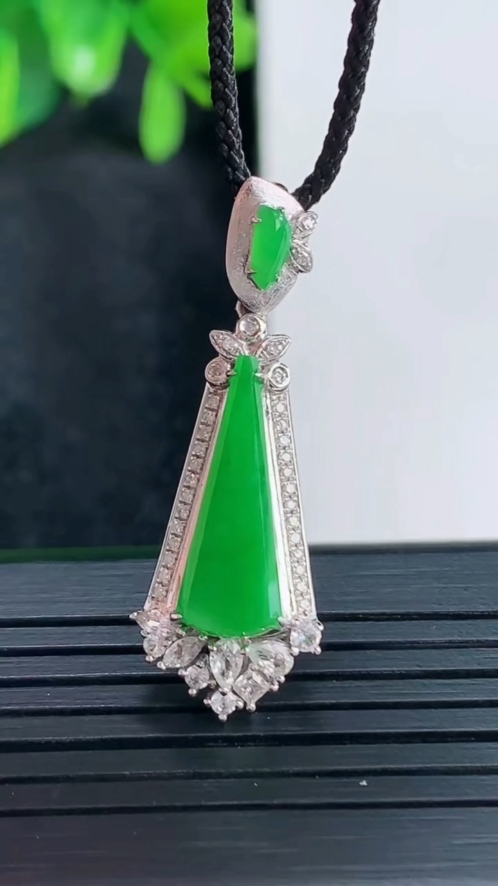 天然A货翡翠无事牌吊坠尺寸33.6-11.6-5.6裸石17-7重量:2.75g
4月15日