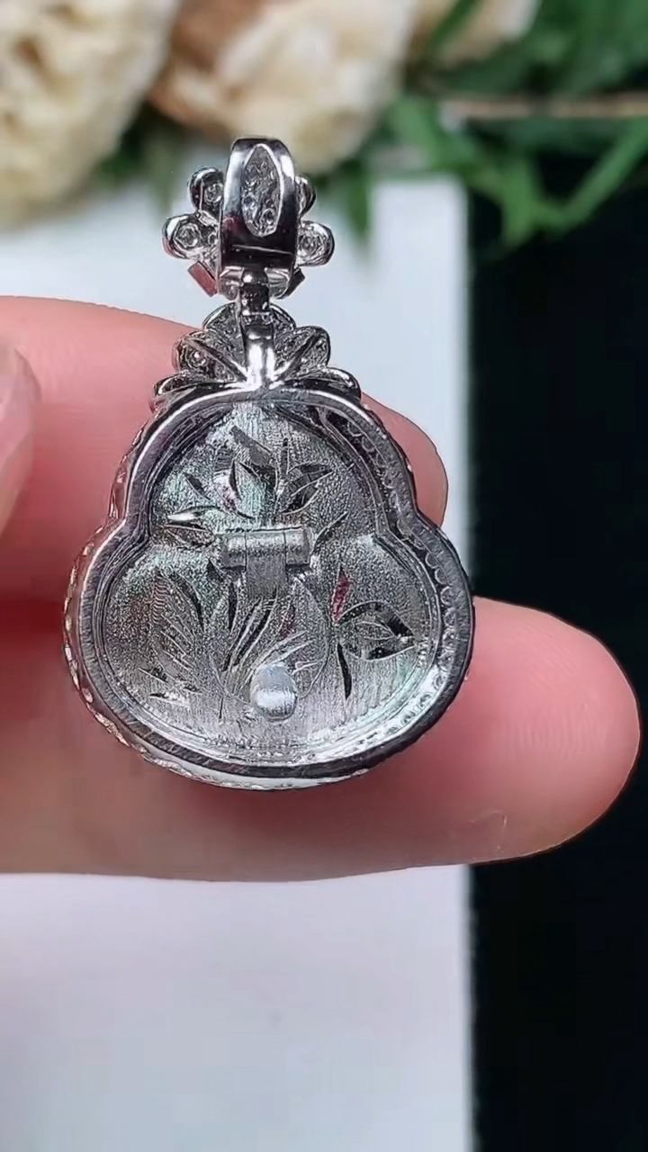 天然A货翡翠葫芦吊坠，尺寸26.3-16.5-10.2，裸石15.5-14，重量:4.54g
4月15日