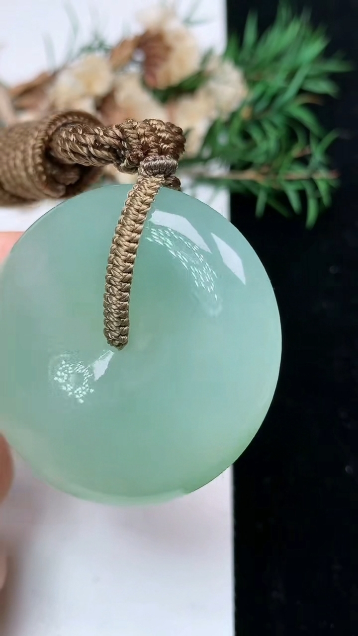 天然A货翡翠平安扣吊坠，尺寸42.5-10.3，重量:41.33g
4月15日