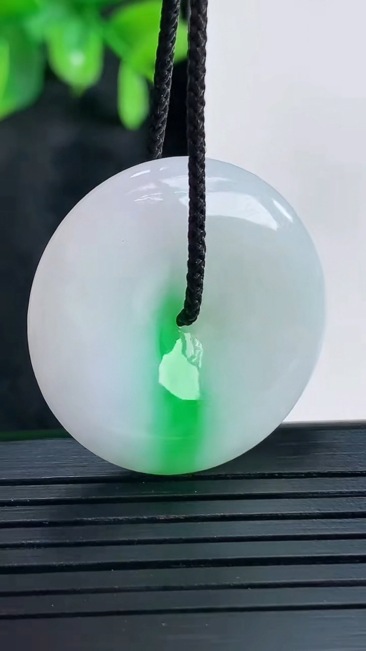 天然A货翡翠平安扣吊坠尺寸294-6.2重量:11.71g
4月15日