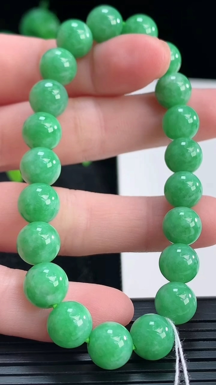 天然A货翡翠圆珠手串尺寸8.5-21颗重量:23.72g4月15日
工厂直销收藏佳品,种好水足，色泽