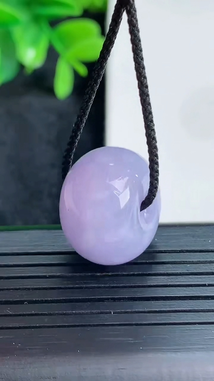 天然A货翡翠紫罗兰路路通吊坠尺寸18.7-12.5重量:9.27g
4月15日