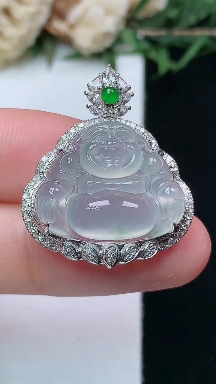 天然A货翡翠飘花佛公吊坠，尺寸27-22.6-9.2，裸石15.2-19.2，重量:4.70g
4月