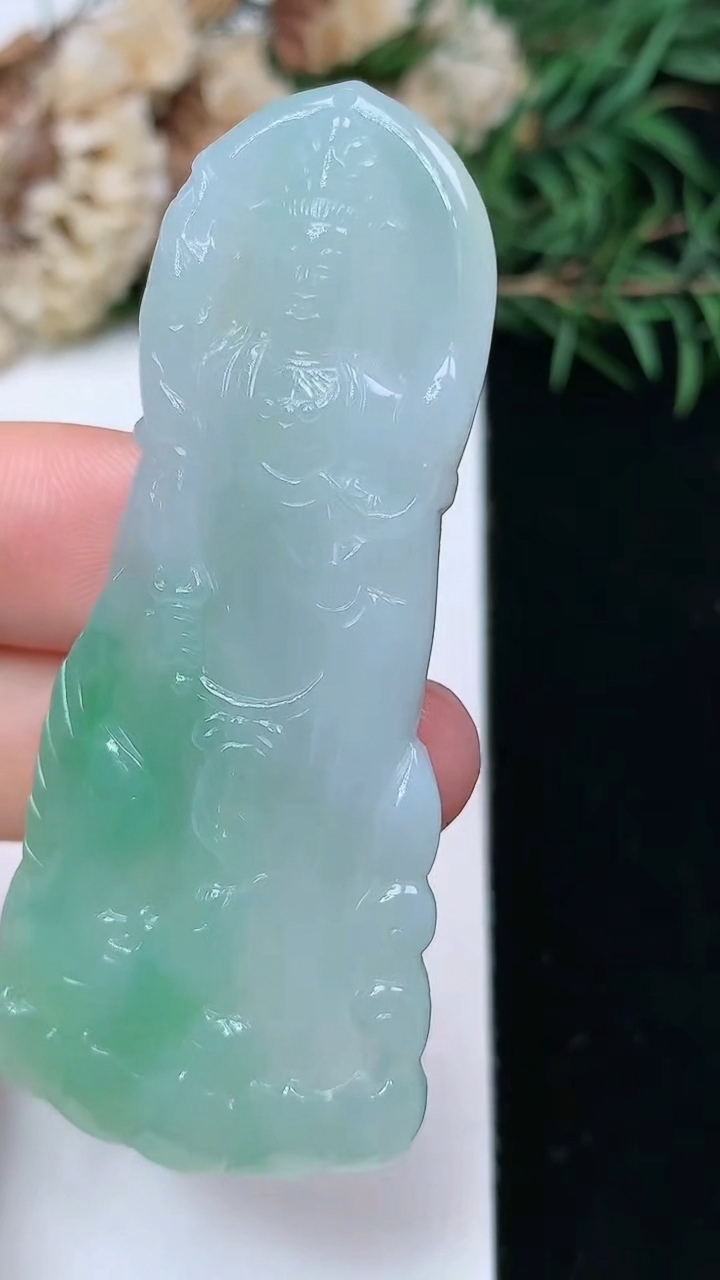 天然A货翡翠虚空藏观音菩萨吊坠，尺寸61.5-26.6-5.8，重量:18.96g
4月15日