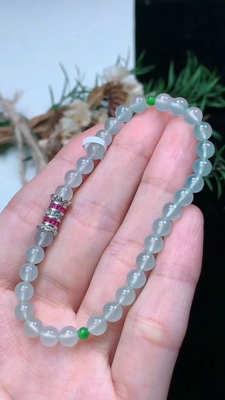 天然A货翡翠白冰圆珠手串，尺寸4.9-34颗，重量:8.23g4月15日
工厂直销收藏佳品,种好水足，色泽均匀，有种有色，上手高大气！