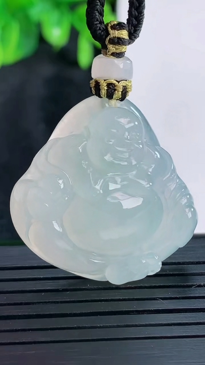 天然A货翡翠逍遥佛吊坠尺寸30.8-31.7-8.9重量:17.00g
4月15日