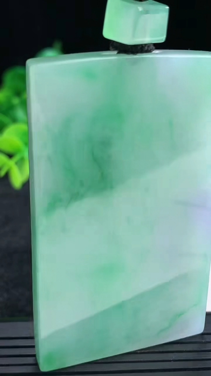 天然A货翡翠无事牌吊坠尺寸67.1-40.4-6.1重量:61.92g
4月15日