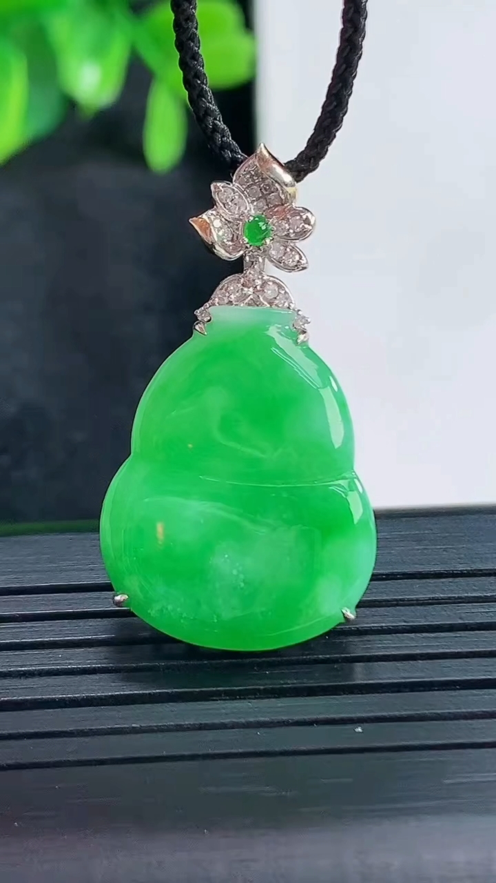 天然A货翡翠葫芦吊坠尺寸32.8-22.7-18.1-5.3重量:4.75g
4月15日