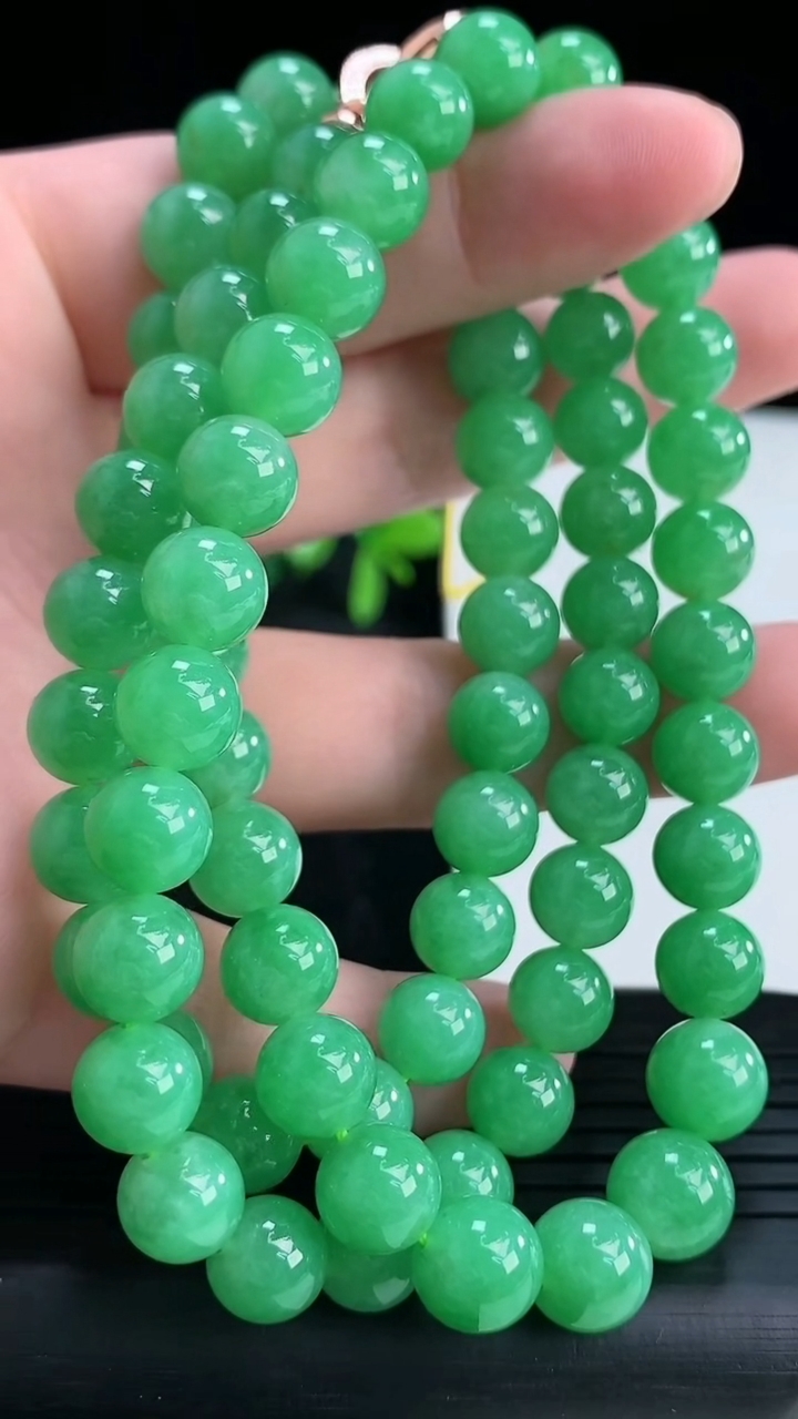 天然A货翡翠圆珠项链尺寸7.4-74颗重量:63.64g
4月15日