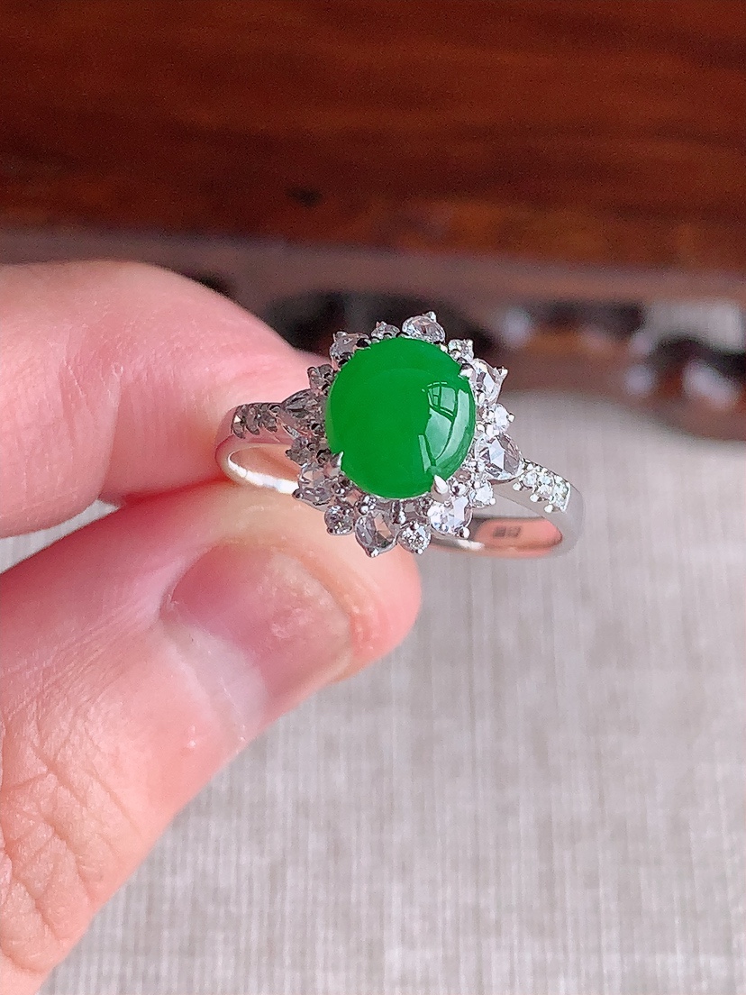 天然A货翡翠18K金伴钻镶嵌阳绿蛋面戒指 圈口17.3裸石
尺寸7-6.2mm 重量2.65g 04