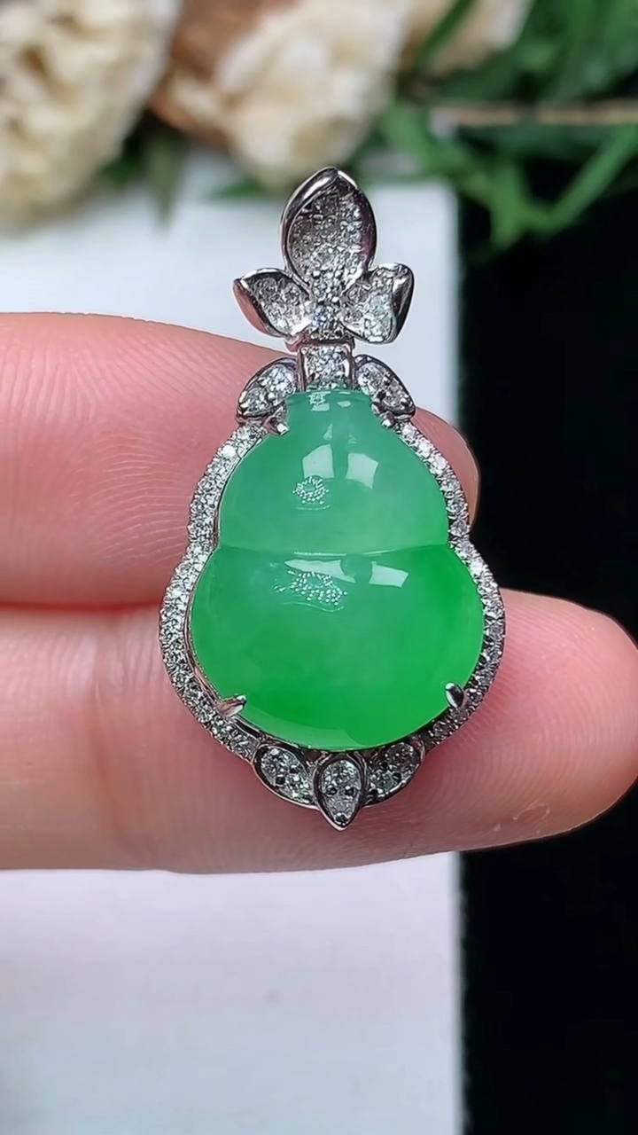 天然A货翡翠葫芦吊坠，尺寸27.6-14.6-9.3
4月15日