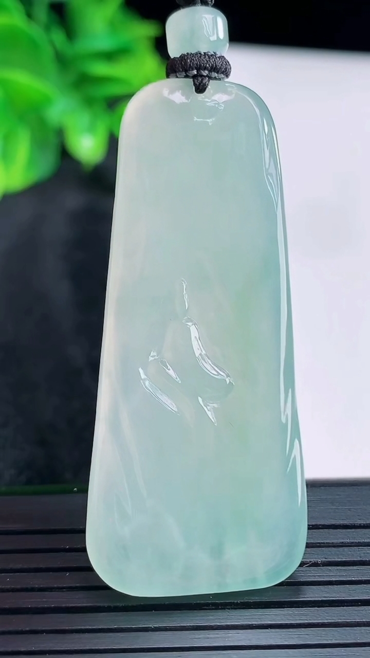 天然A货翡翠无相观音吊坠尺寸53.8-22.7-4.6重量:17.94g
4月15日