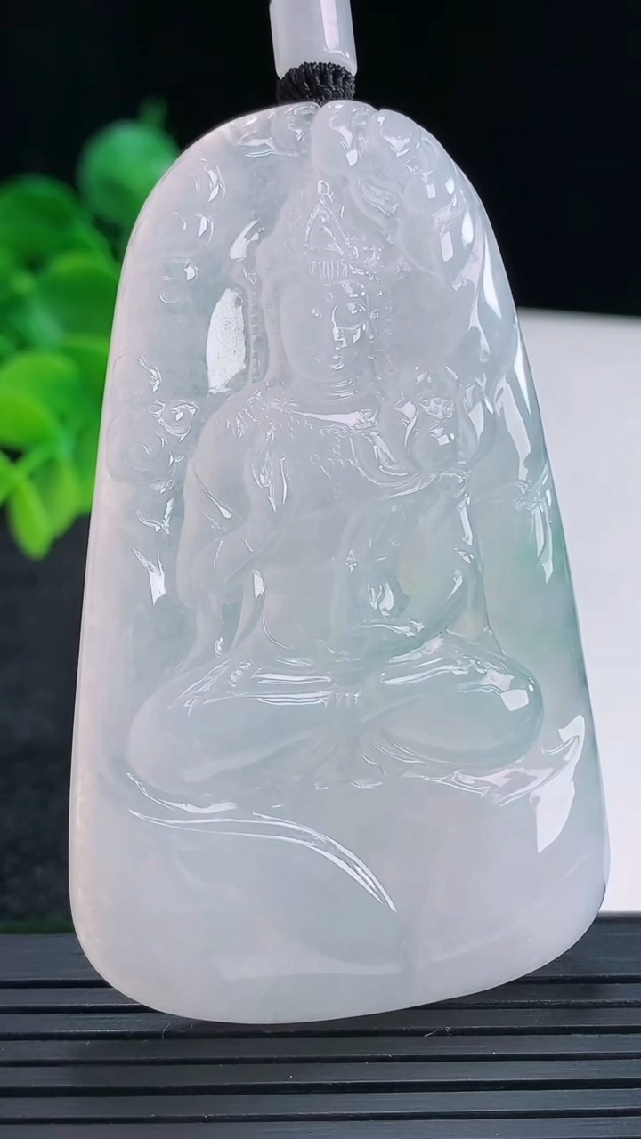 天然A货翡翠飘花大势至菩萨吊坠尺寸68.9-41.9-7.2重量:47.69g
4月15日