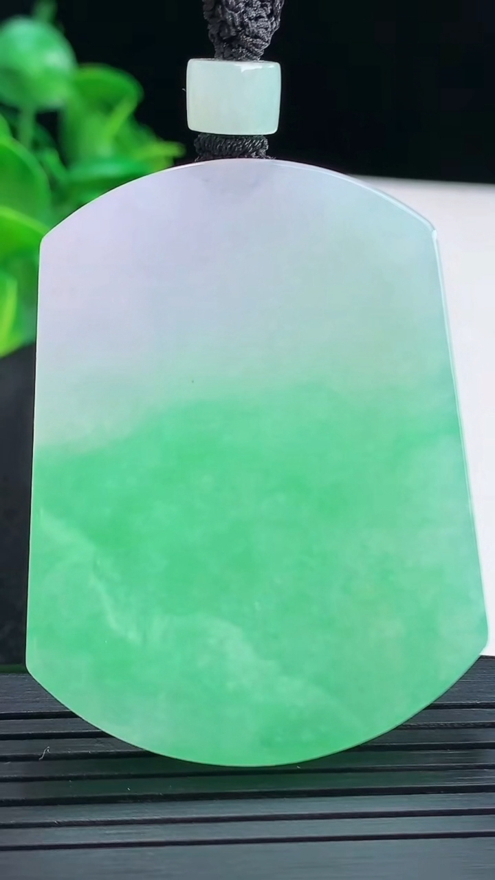 天然A货翡翠无事牌吊坠尺寸53.8-41-5.7重量:41.95g
4月15日