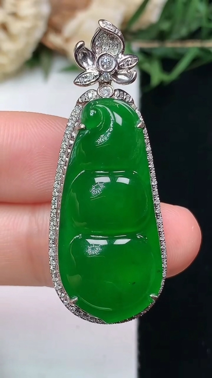 天然A货翡翠福豆吊坠，尺寸41.2-16.2-9.2，裸石29.6-13.7，重量:6.30g
4月