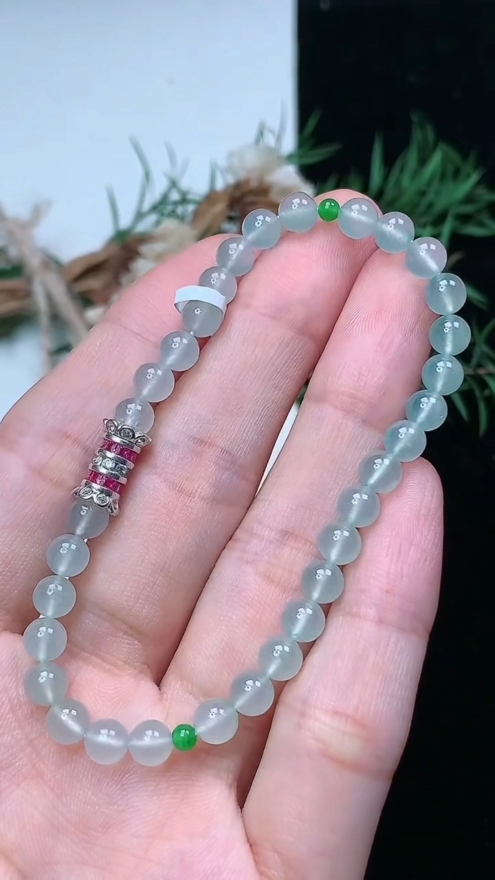 天然A货翡翠白冰圆珠手串，尺寸4.9-34颗，重量:8.23g4月15日
工厂直销收藏佳品,种好水足，色泽均匀，有种有色，上手高大气！