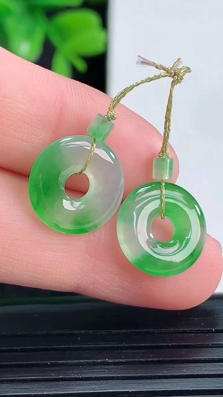 天然A货翡翠平安环吊坠一对尺寸12.3-2重量:1.52g
4月15日