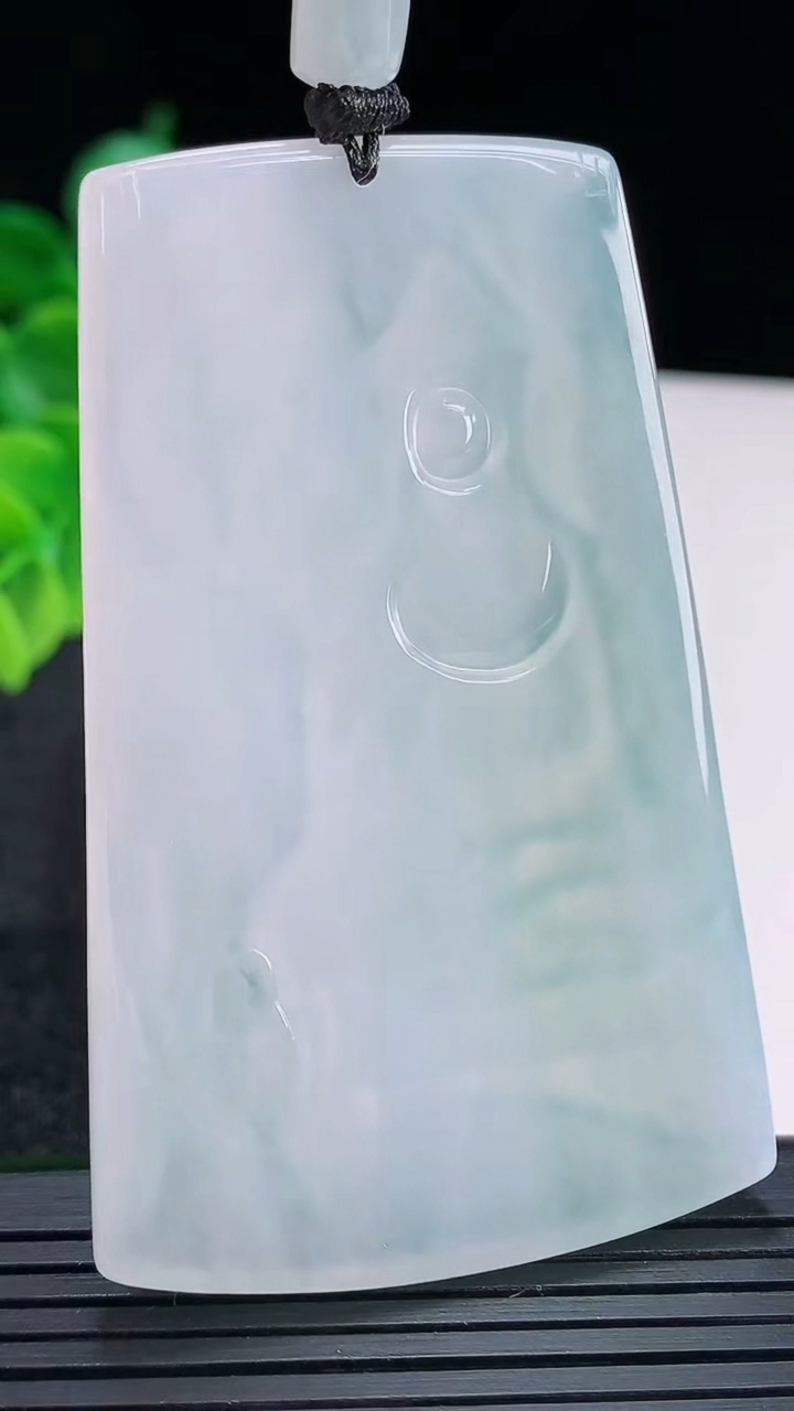 天然A货翡翠虚空藏菩萨吊坠尺寸68-42.2-5.8重量:45.05g
4月15日