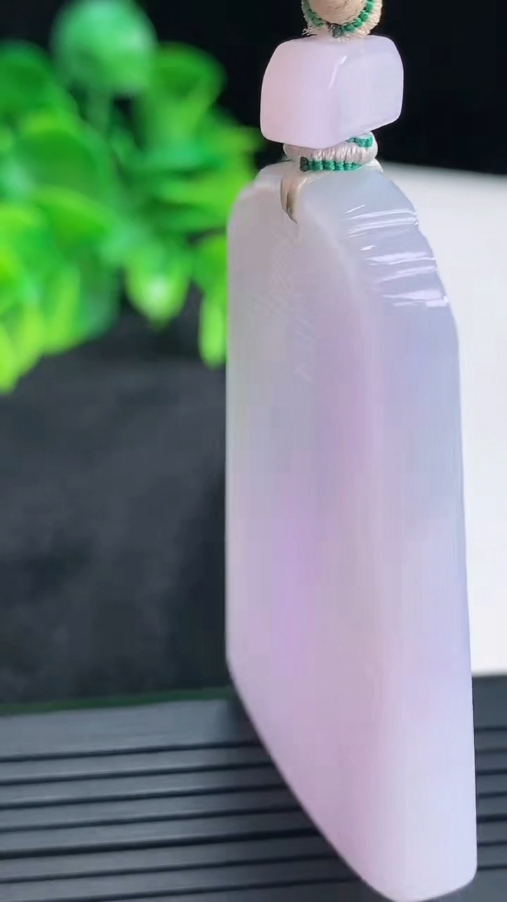 天然A货翡翠紫罗兰仿古无事牌吊坠尺寸55.6-34.2-6重量:39.00g
4月15日