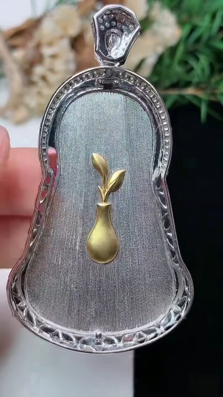 天然A货翡翠白冰素衣观音吊坠，尺寸50-33.5-8.5，重量:20.19g
4月15日