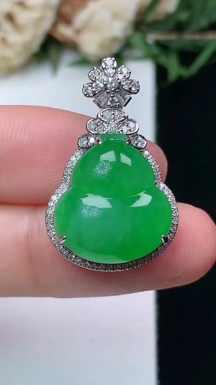 天然A货翡翠葫芦吊坠，尺寸26.3-16.5-10.2，裸石15.5-14，重量:4.54g
4月1