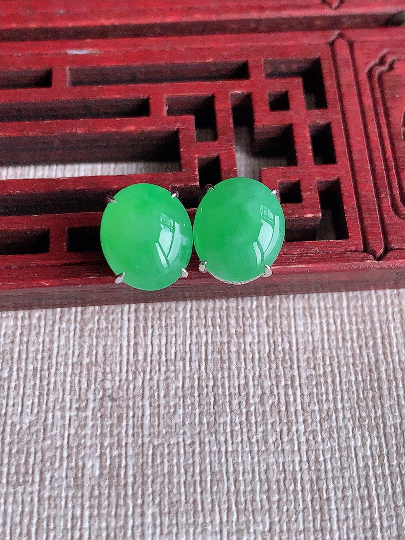 天然A货翡翠18K金镶嵌满绿蛋面耳钉 
尺寸10.6-9mm 重量3.20g 0414