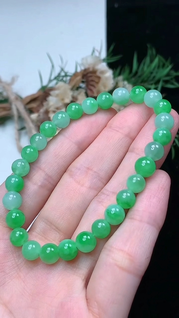天然A货翡翠圆珠手串，尺寸6.9-28颗，重量:12.95g4月15日
工厂直销收藏佳品,种好水足，色泽均匀，有种有色，上手高大气！
