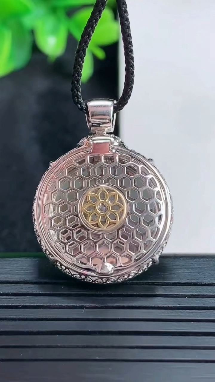 天然A货翡翠无事牌吊坠尺寸30.5-23-5.6重量:5.55g
4月15日