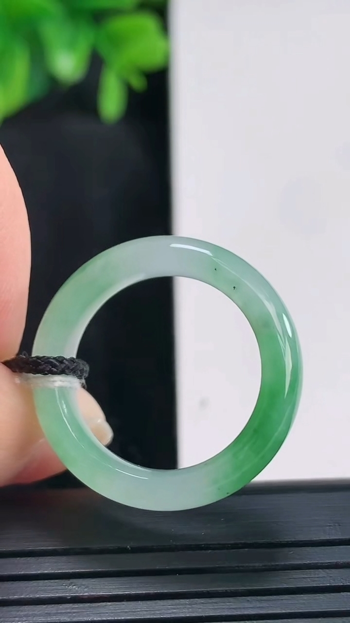 天然A货翡翠指环戒指尺寸18.7-5.6-3.5重量:4.14g2026年4月15日
工厂直销收藏佳品,种好水足，色泽均匀，有种有色，上手高大气！