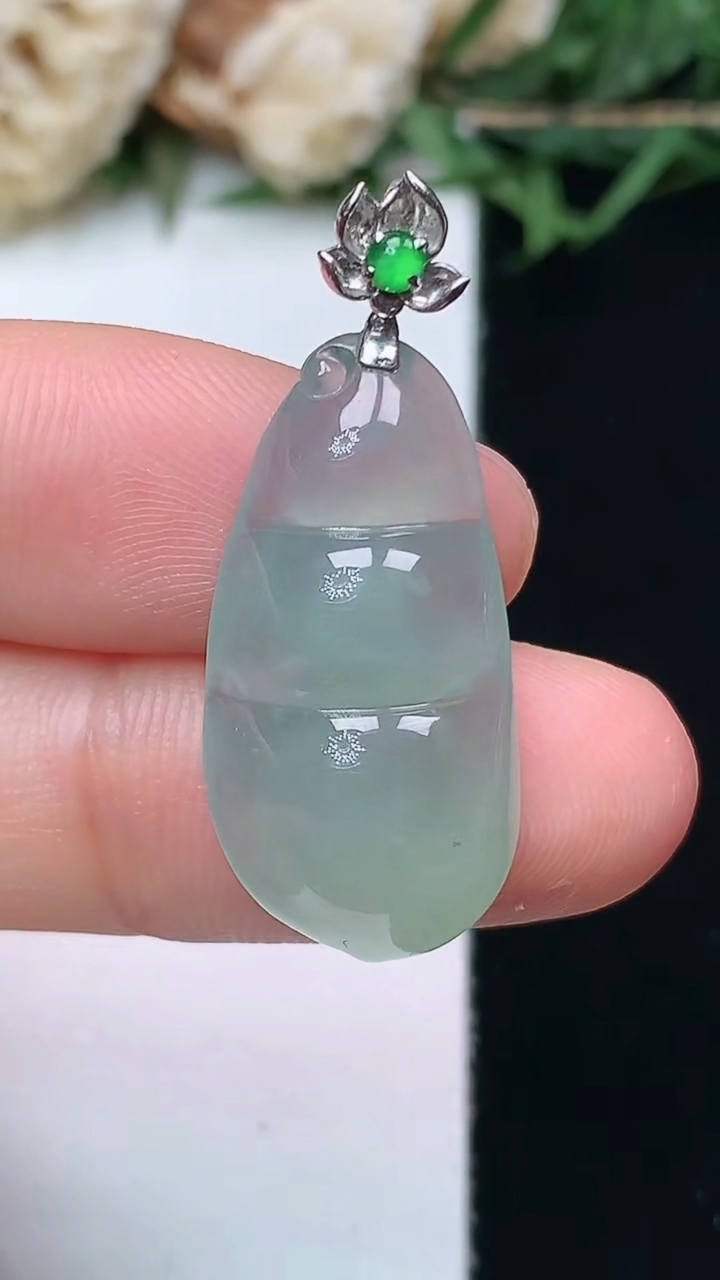 天然A货翡翠福豆吊坠，尺寸24.4-12.2-5.9，重量:3.34g
4月15日