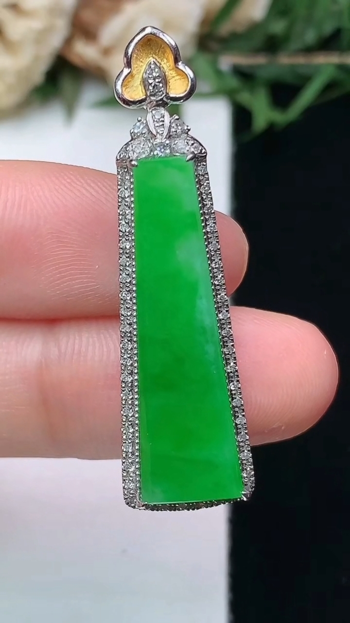 天然A货翡翠无事牌吊坠，尺寸38.7-10.6-8，裸石26-7.4，重量:4.44g
4月15日
