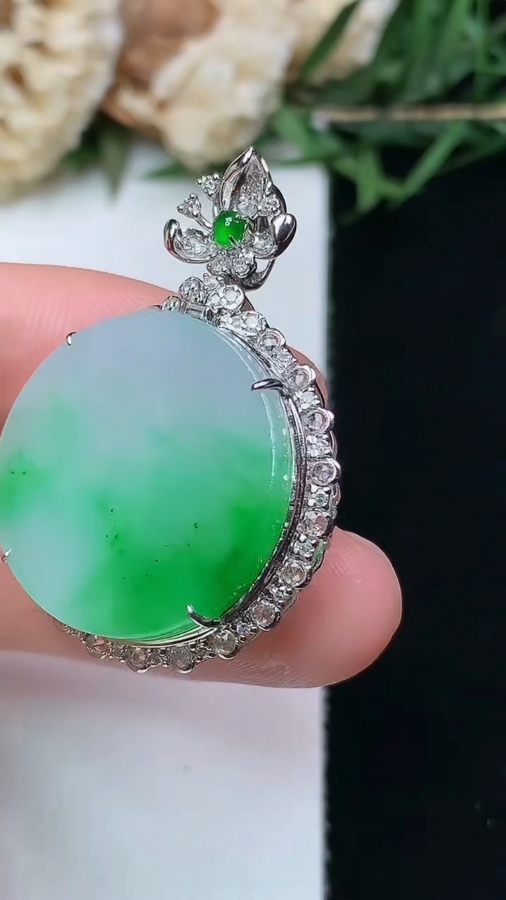 天然A货翡翠无事牌吊坠，尺寸33.8-24-8.8，裸石20.3，重量:5.44g
4月15日