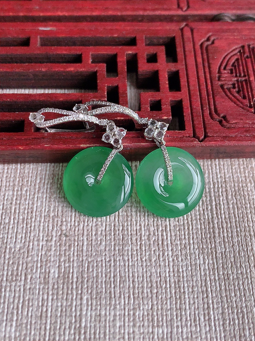 天然A货翡翠18K金伴钻镶嵌满绿平安扣耳坠 
尺寸13.6-3.2mm 重量4.42g 0414